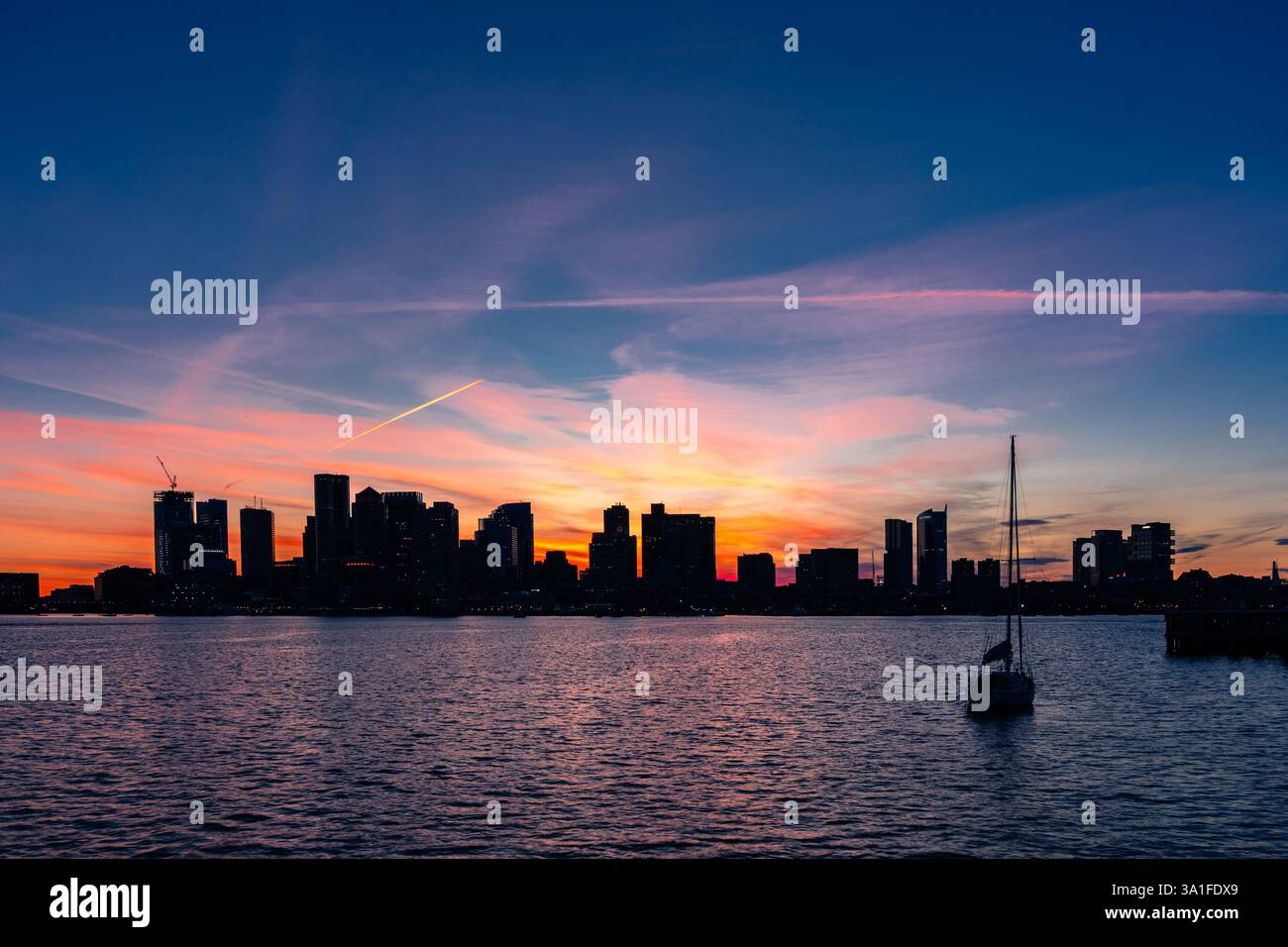 Horizon de Boston la nuit avec ciel coloré. Banque D'Images