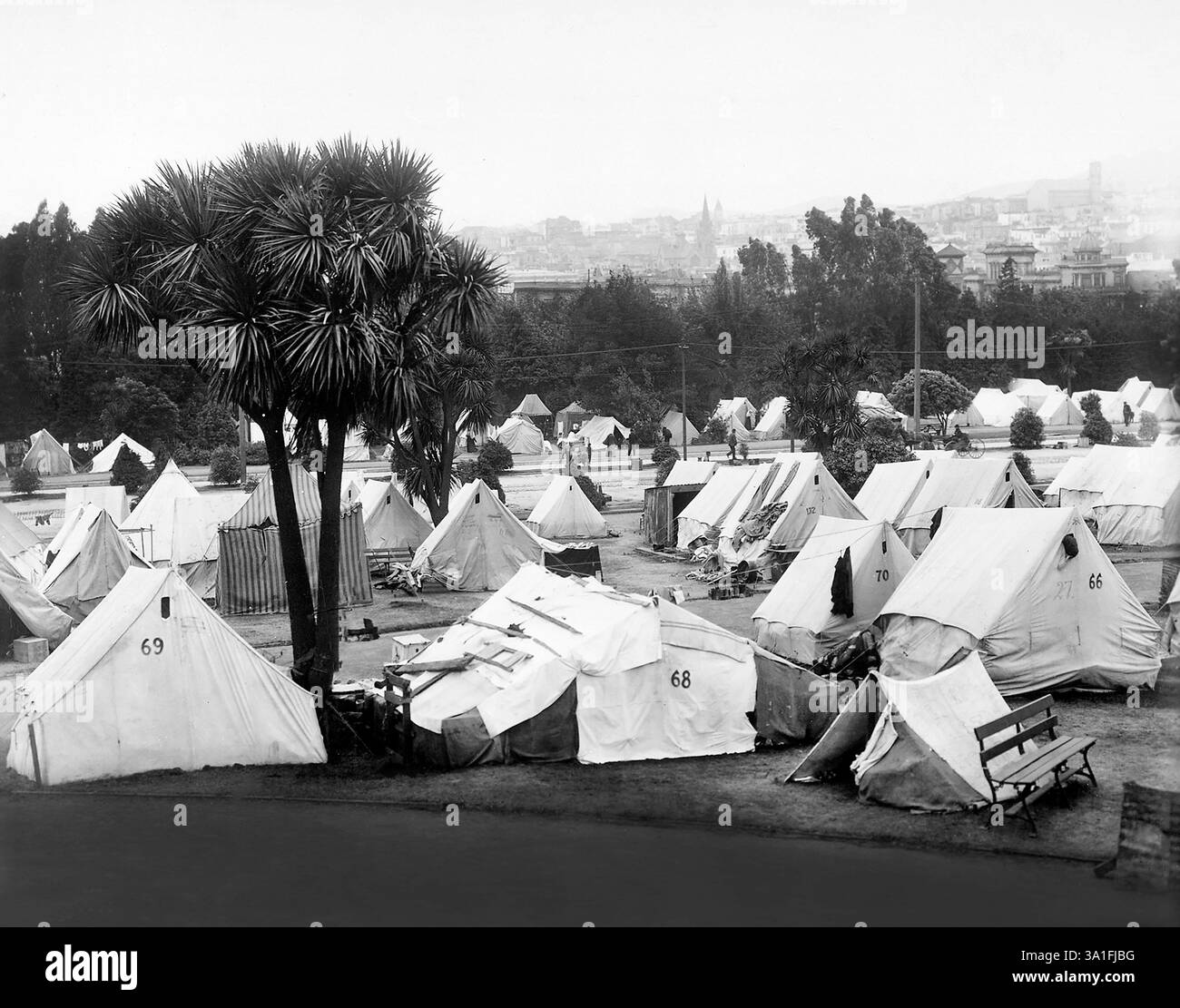 Camp de réfugiés établi après le tremblement de terre dans Jefferson Park à proximité des rues Eddy et Gough ; la grande tour de l'église montrée à droite est Sacred Heart Church, Fillmore and Fulton Streets, San Francisco, Californie, États-Unis, U.S. Army signal corps, 1906 Banque D'Images
