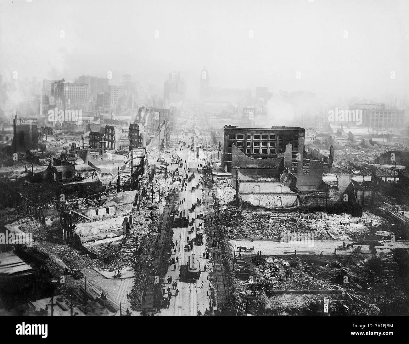 Ruines encore en train de fondre après le tremblement de terre, vues de la tour de l'Union Ferry Building. Market Street entre Sacramento et Third Streets, San Francisco, Californie, États-Unis, U.S. Army signal corps, avril 1906 Banque D'Images