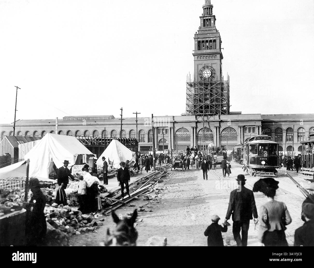 Ferry Building at Foot of Market Street After Earthquake, San Francisco, Californie, États-Unis, U.S. Army signal corps, avril 1906 Banque D'Images