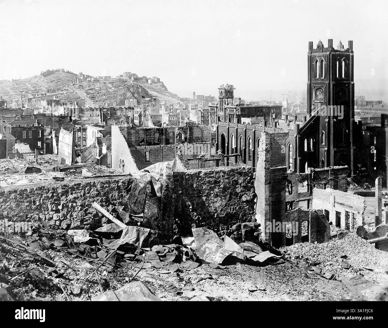Zone endommagée par le tremblement de terre au nord de California Street à proximité de Grant Avenue montrant Telegraph Hill au loin. L'église debout sur la droite est l'église Sainte Marie, entrée de Chinatown. La zone adjacente à l'église Saint Mary, montrant une tour froissée est Hall of Justice sur Kearny et Clay Streets, San Francisco, Californie, États-Unis, U.S. Army signal corps, avril 1906 Banque D'Images