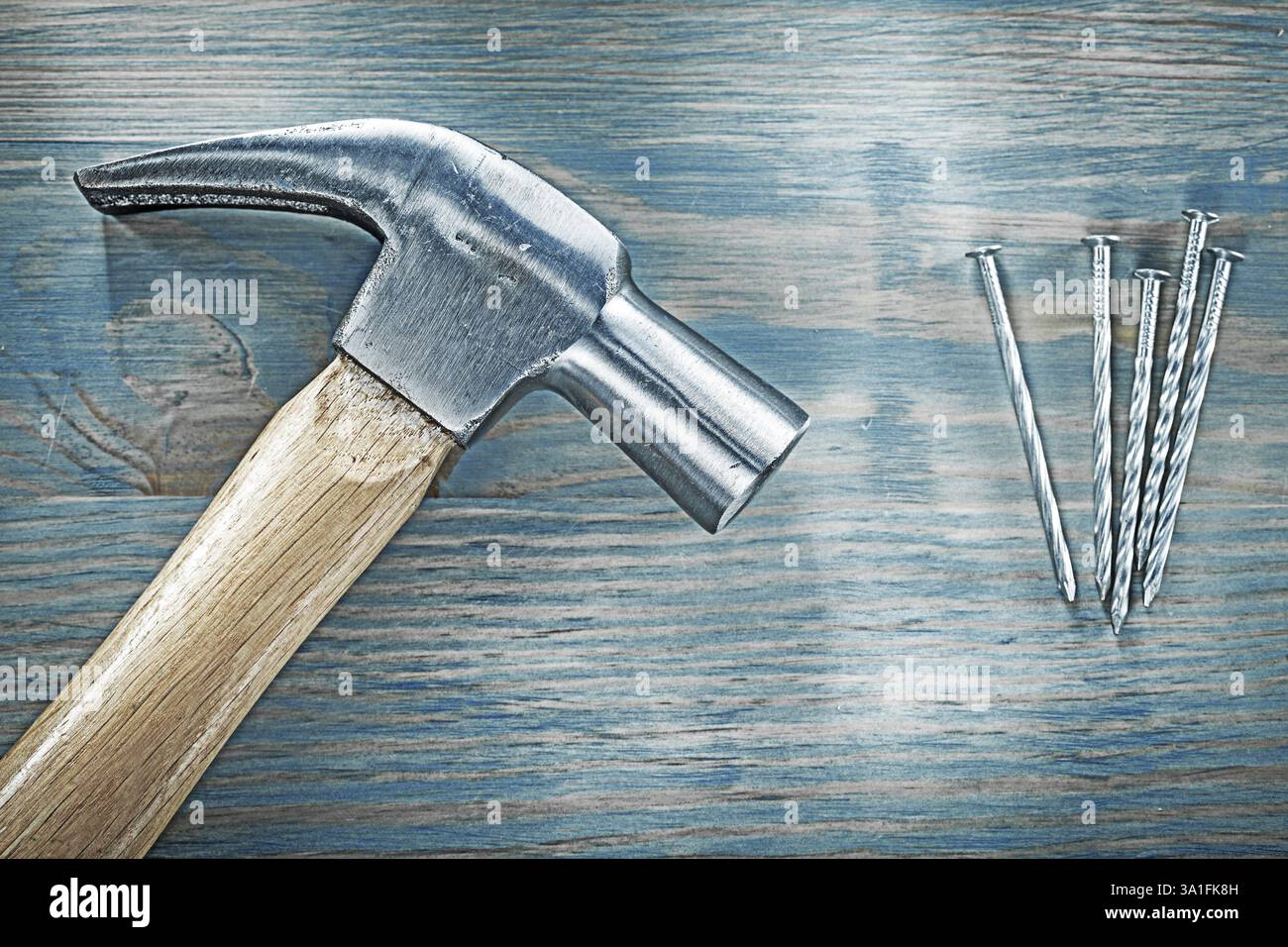 Vue horizontale des clous de marteau à griffes sur le concept de construction de panneaux en bois Banque D'Images