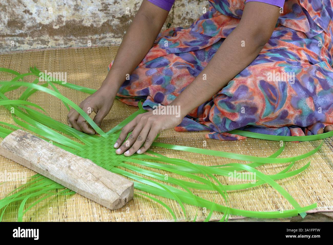 Cottage Industry, femme tissant des paniers de bandes en plastique, Tamil Nadu, Inde, Asie Banque D'Images