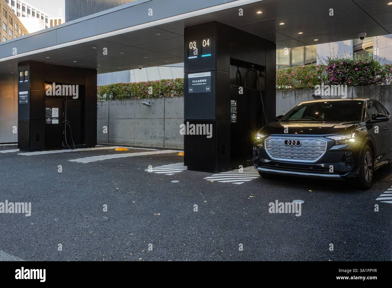 Tokyo, Japon-28 décembre 2024 : recharge de véhicules électriques dans un parking public. Banque D'Images