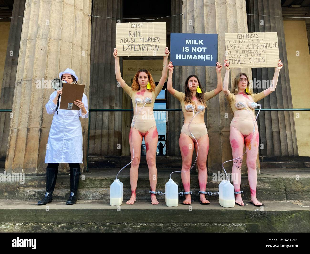 Nous les voyons - activisme végétalien pour la libération des animaux protester contre la traite des vaches laitières, à la National Gallery Steps, Édimbourg, Écosse Banque D'Images