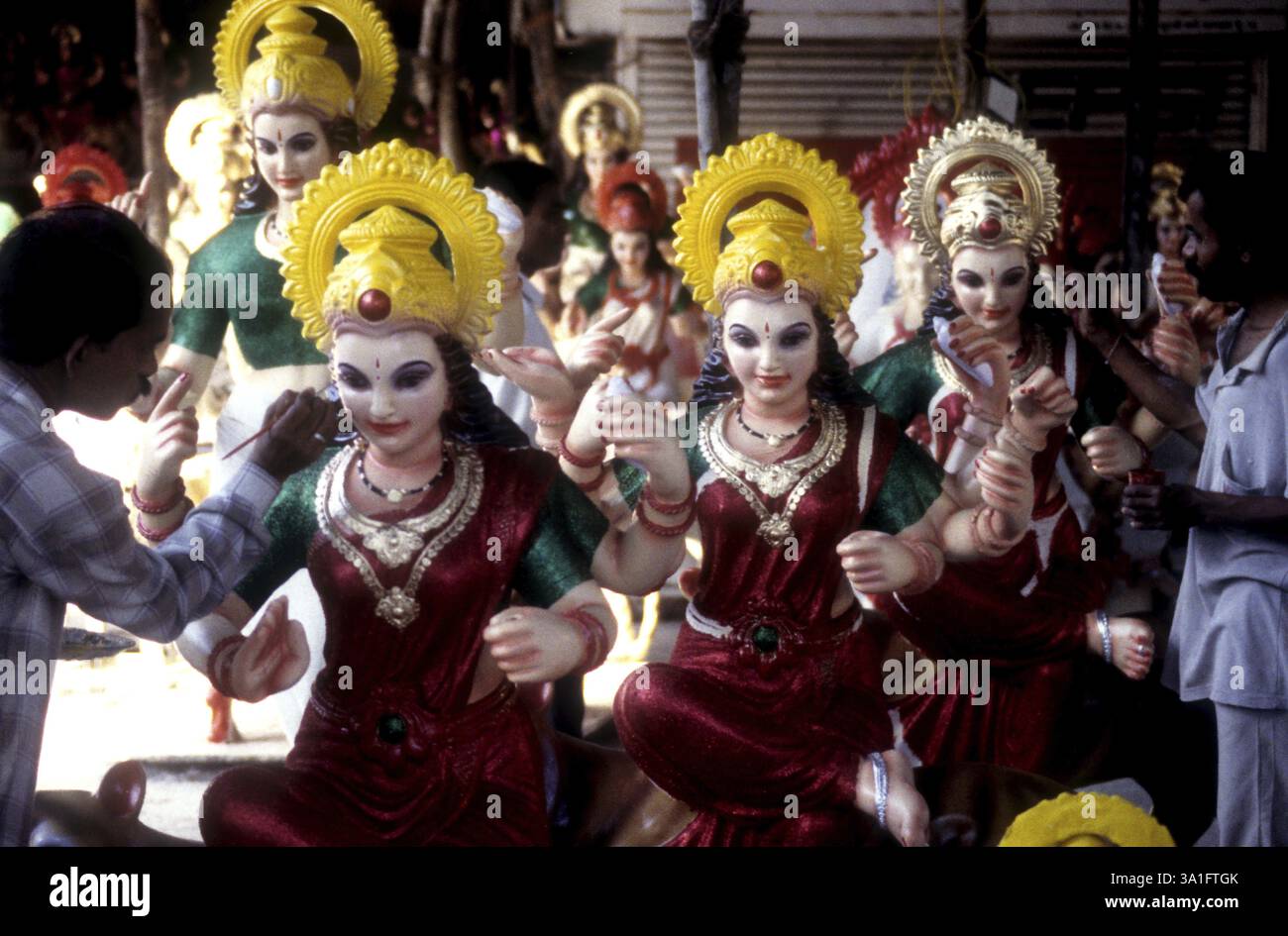 Artisans donnant une touche finale à la statue de la déesse mère Durga avant la célébration de Durga Poojas à Bombay maintenant Mumbai, Maharashtra, Inde, A Banque D'Images