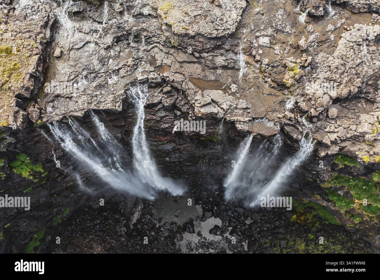 Superbe vue aérienne des cascades des îles Féroé Banque D'Images