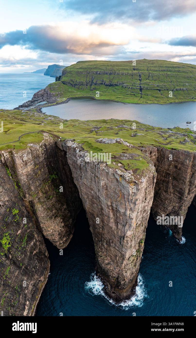 Superbe vue aérienne des falaises et du littoral des îles Féroé à la fin de l'été Banque D'Images