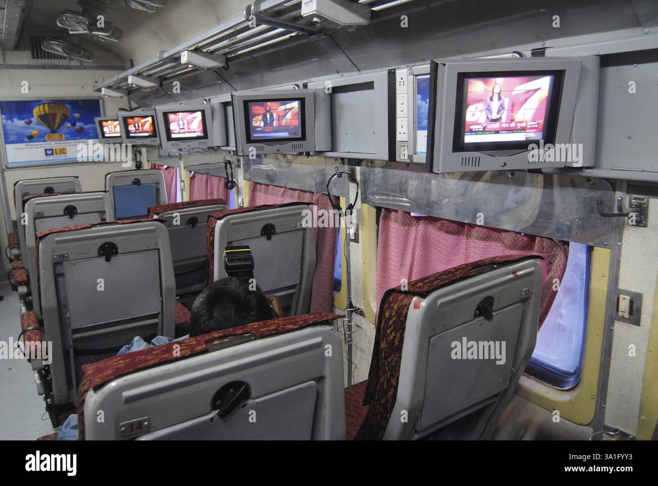Indian Railways introduisent des téléviseurs sur une base expérimentale dans l'un des bogies climatisés de la gare centrale de Mumbai à Bombay Mumbai, ma Banque D'Images