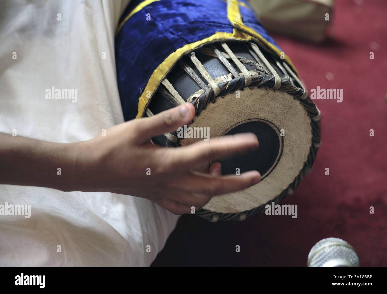 Mridangam homme jouant des instruments de musique de l'Inde du Sud dans la cérémonie religieuse Banque D'Images