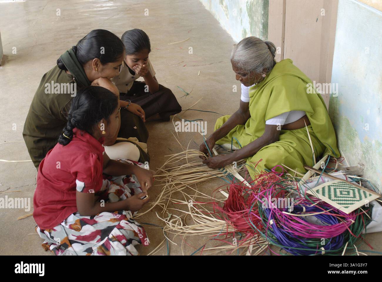 Vieille femme tissant avec des feuilles de palmier à Manappad, Tamil Nadu, Inde, Asie Banque D'Images