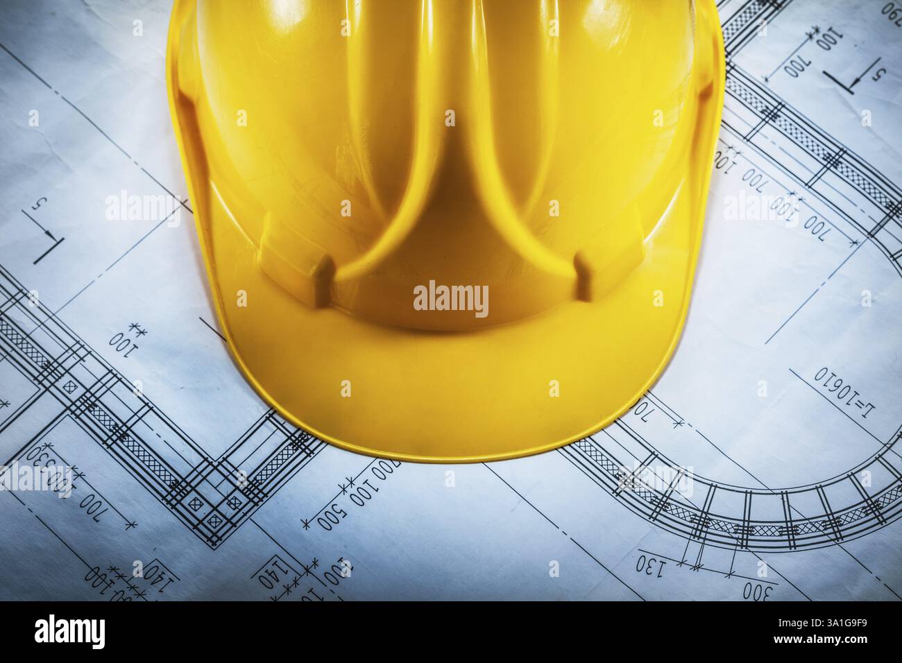 Casque de sécurité sur le dessin de construction vue de dessus Banque D'Images