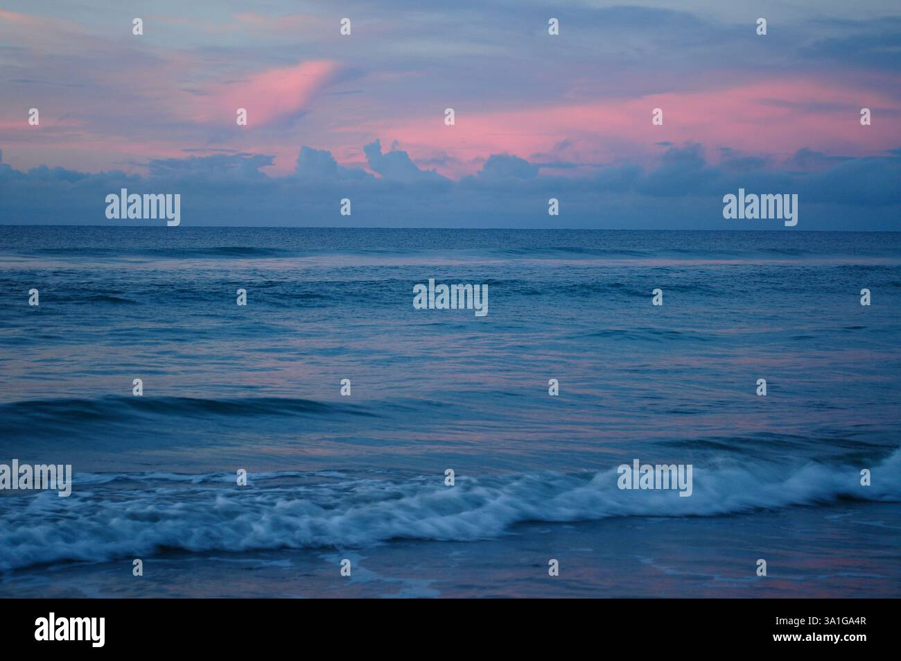 Coucher de soleil sur les Southern Outer Banks à Emerald Isle en Caroline du Nord Banque D'Images