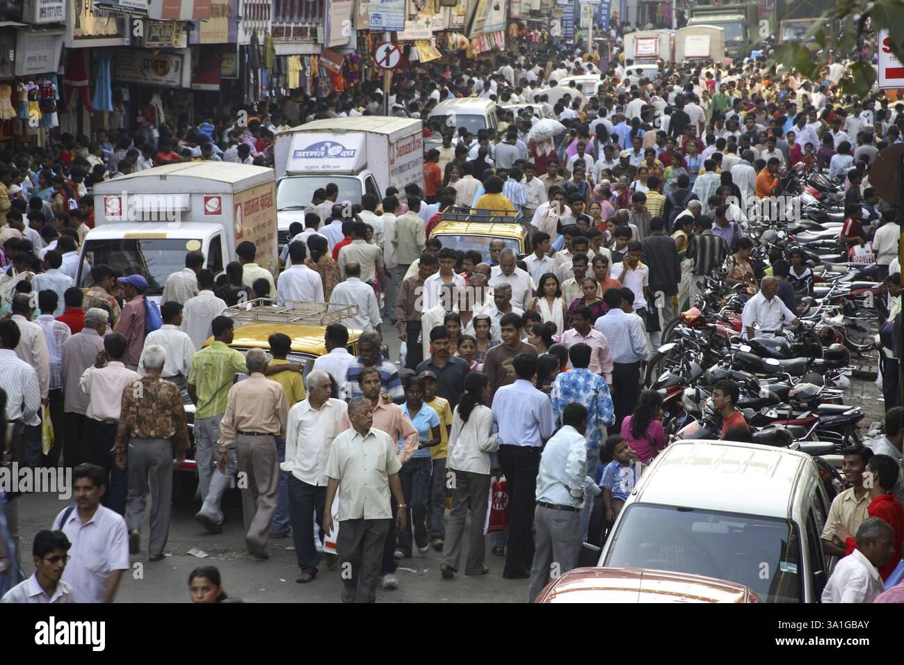 Foule sur la route, Diwali shopping Fever, Dadar Market, Bombay Bombay, Maharashtra, Inde, Asie Banque D'Images