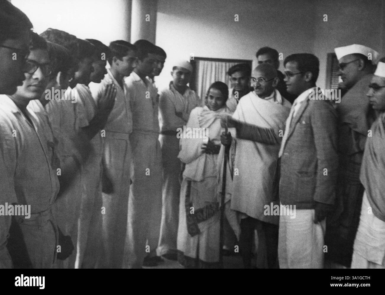 Mahatma Gandhi, rencontre un groupe de jeunes hommes, 1945, Inde NO MR Banque D'Images