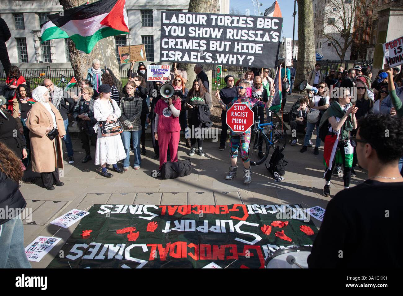 Londres, Angleterre, Royaume-Uni. 8 mars 2025. Manifestation pour la liberté de la Palestine à Whitehall : les activistes réclament les droits de l'homme et l'impartialité de la BBC dans les reportages sur la guerre Israël-Gaza. Crédit:Kiki Streitberger/Alamy Live News Banque D'Images