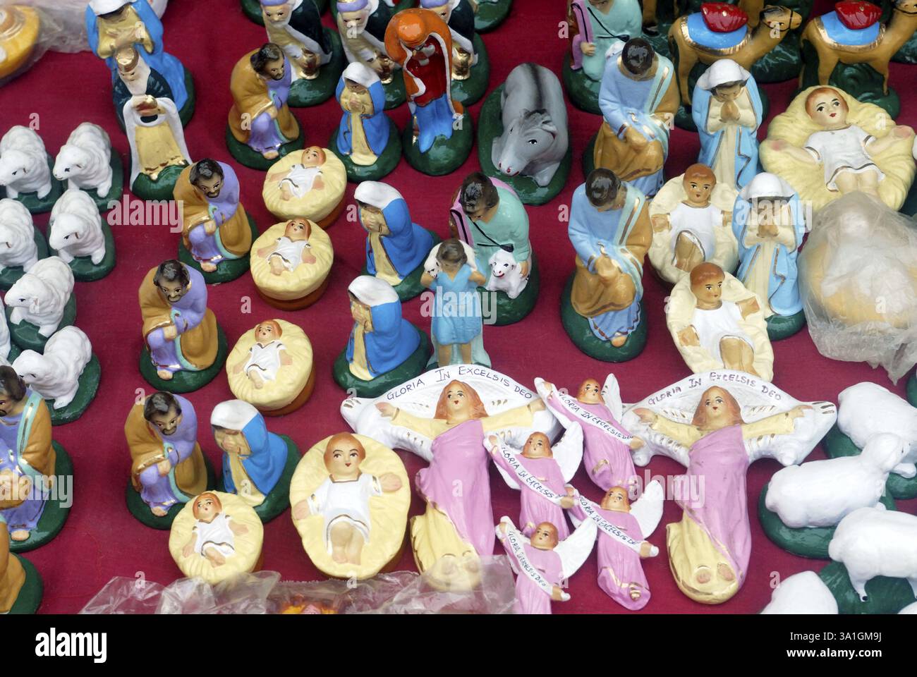 Matériel décoratif pour célébrer le Festival de Noël gardé pour la vente en magasin à Borivali, Bombay Now Mumbai, Maharashtra, Inde, Asie Banque D'Images