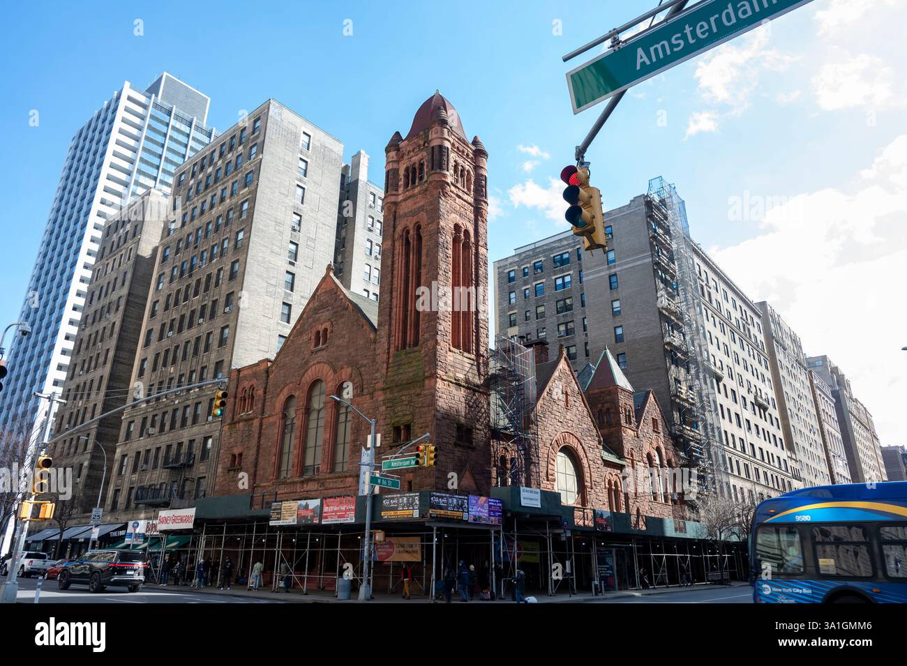 New York, États-Unis. 08 mars 2025. NEW YORK, NEW YORK - 08 MARS : L'église presbytérienne Landmark West Park vue le 08 mars 2025 à New York. Crédit : Ron Adar/Alamy Live News Banque D'Images