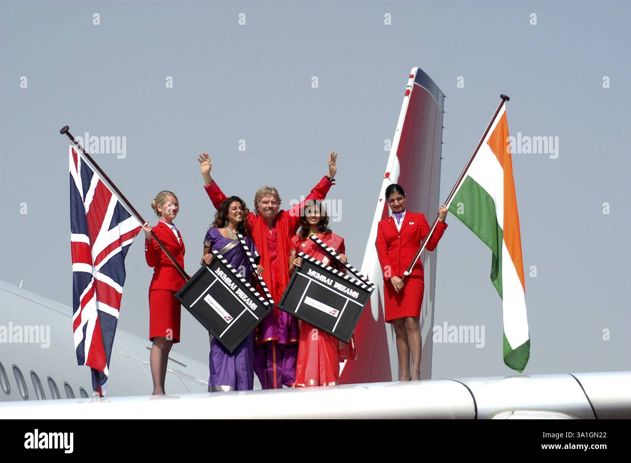 Propriétaire de Virgin Atlantic Airways Richard Branson ainsi que des mannequins indiens et une hôtesse de l'air portant le drapeau de l'Inde et de la Grande-Bretagne sur les ailes de l'Airbus A. Banque D'Images