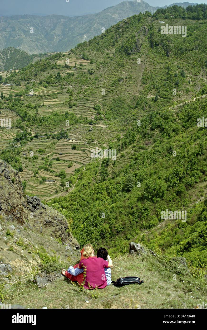 Couple appréciant les vallées de Dehradun, Mussorie Dhanualti, Uttaranchal, Inde, Asie Banque D'Images