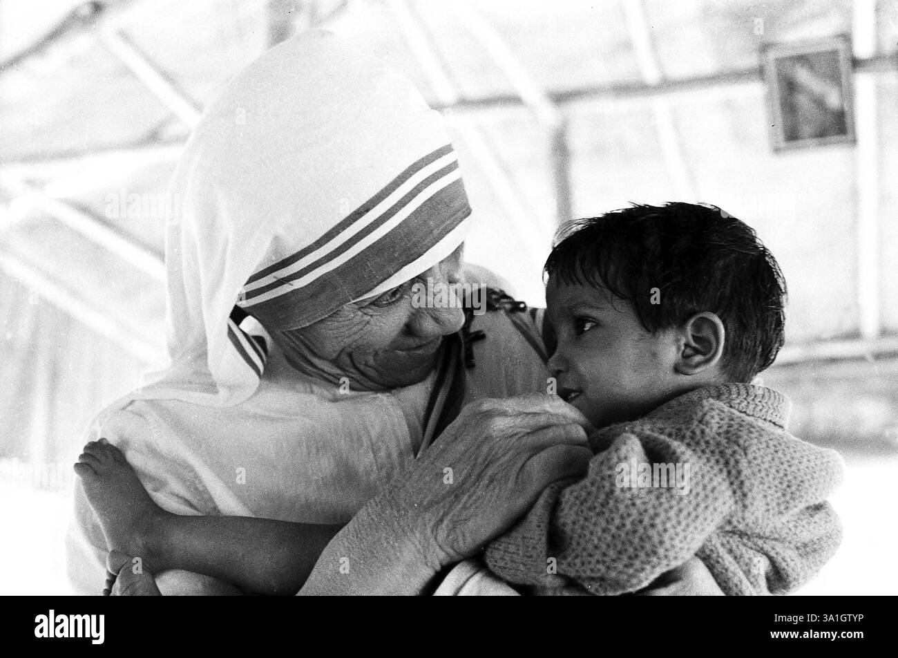 Mère Teresa avec des Pakistanais de l'est maintenant réfugiés du Bangladesh à Tripura, en Inde décembre 1971 NON M. Banque D'Images