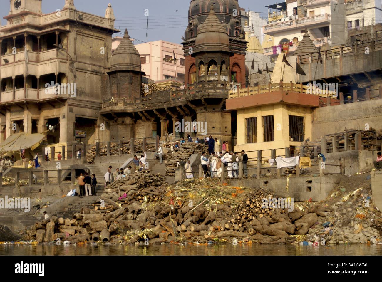 Cérémonie de crémation hindoue au Manikarnika Ghat sur les rives du fleuve Saint Ganga, Varanasi, Uttar Pradesh, Inde, Asie Banque D'Images