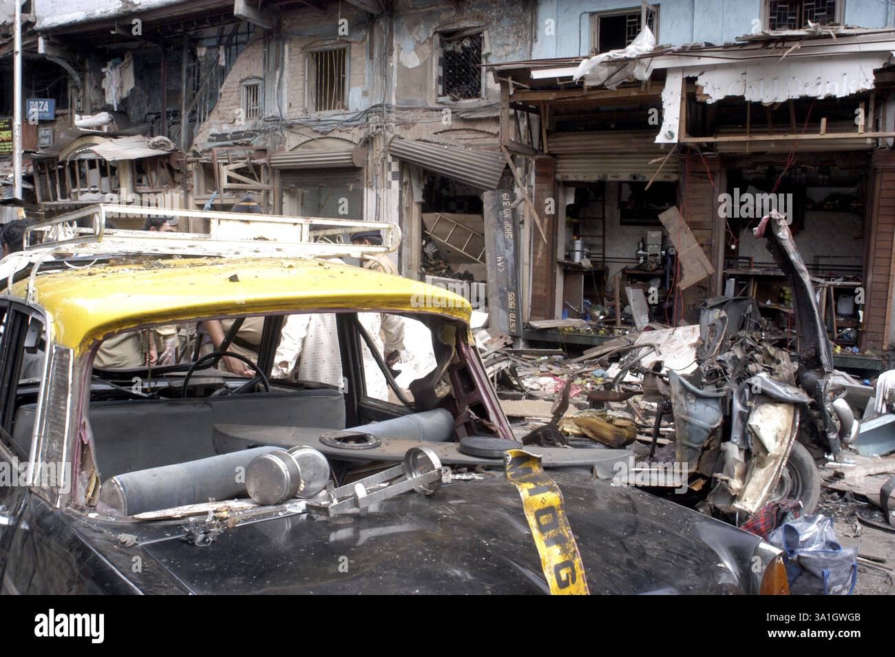 Site de l'explosion d'une bombe et d'un taxi endommagé par explosion au bazar de Zaveri dans la zone animée de Kalbadevi, ville de Bombay Mumbai, Maharashtra, Inde le 26 août 200 Banque D'Images