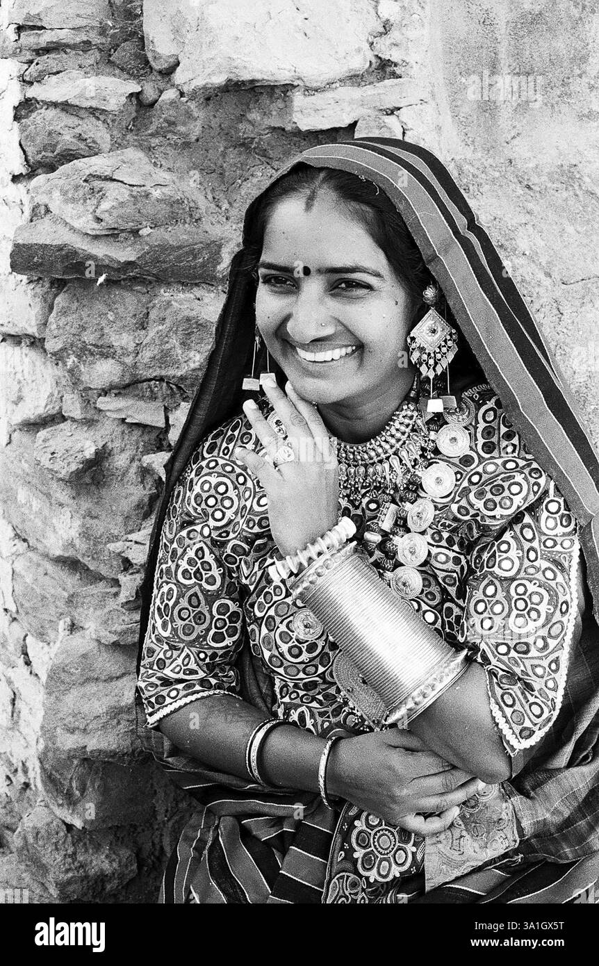 Femme en tenue traditionnelle, village de Ghanethi, district de Kutch, Gujarat, Inde NO MR Banque D'Images