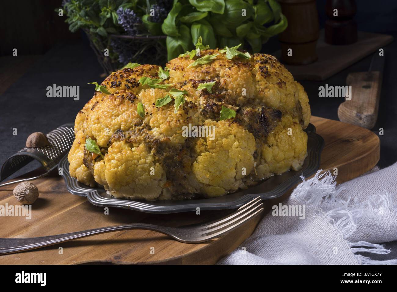 Chou-fleur farci avec petits et pommes de terre Hasselback Banque D'Images