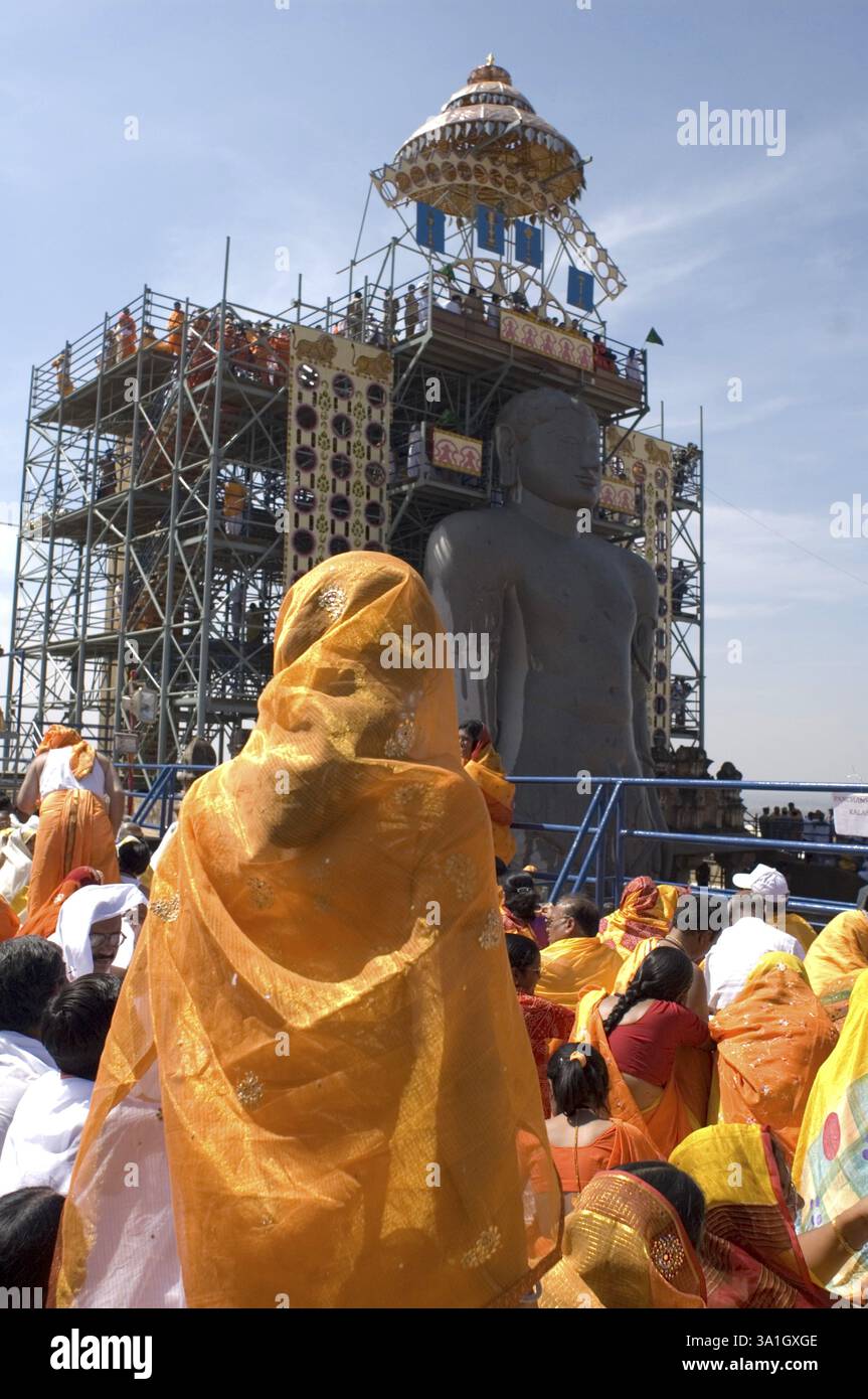 Statue monolithique de 58,8 pieds de saint jain Gomateshwara seigneur Bahubali jain dévots rassemblés pour la cérémonie d'onction de tête mahamastakabhisheka, Sravanabe Banque D'Images