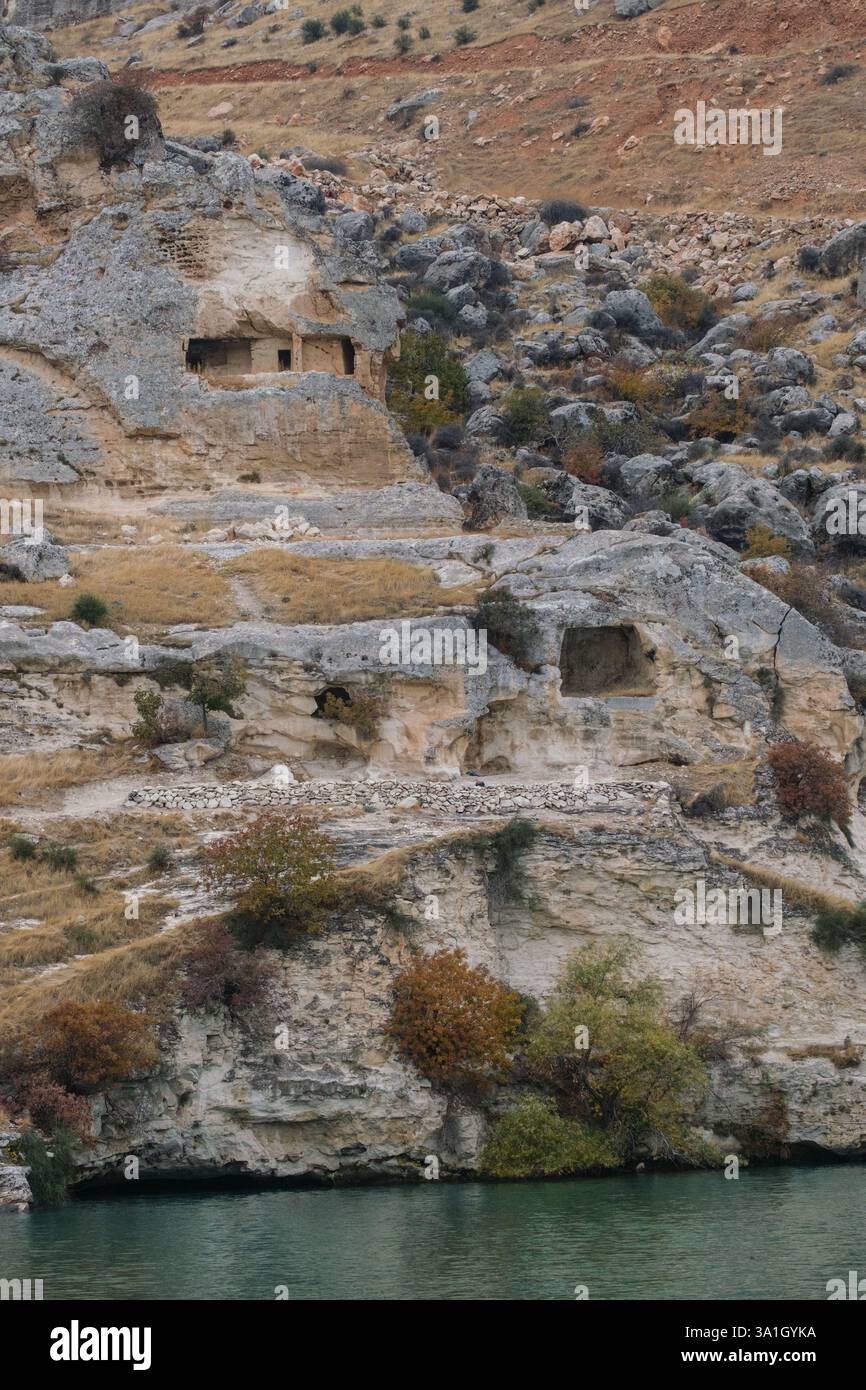 Rumkale, Turquie, Turkiye. Vestiges de maisons de falaise près de Rumkale sur la rivière Euphrate. Banque D'Images