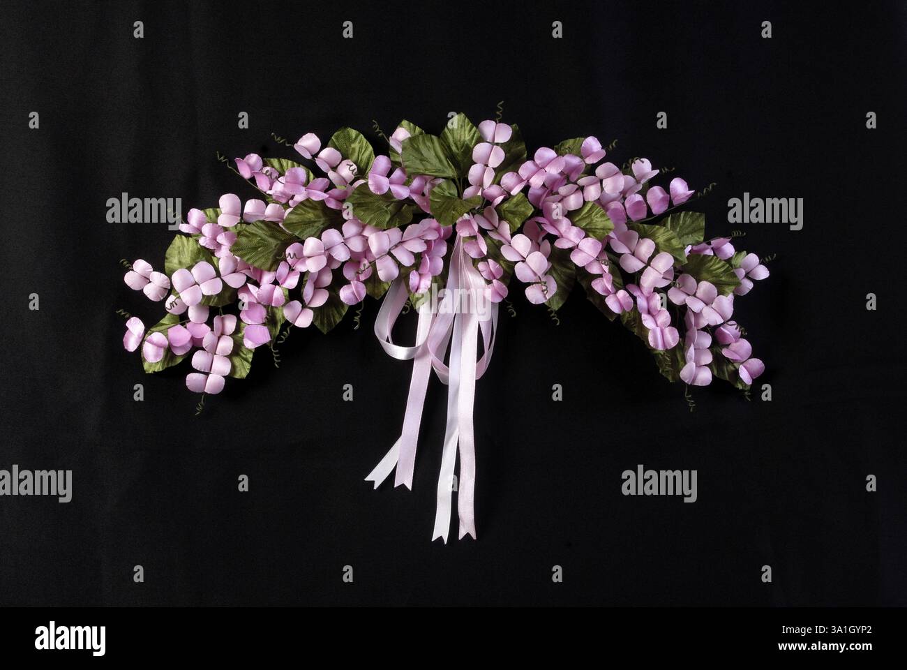 Arrangement de fleurs crème glace utilisée dans mariage chrétien fait en tissu satin à la main Banque D'Images