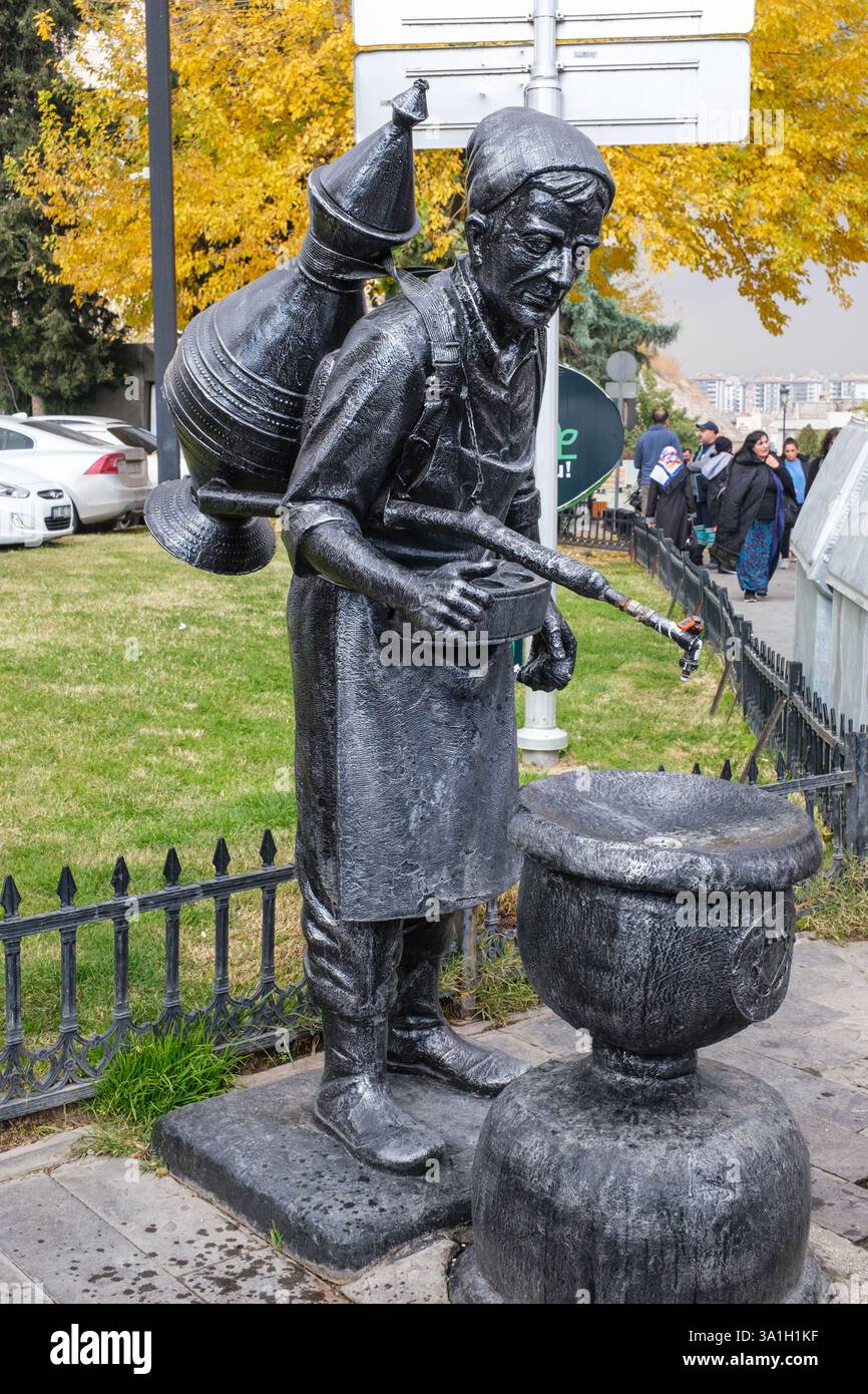 Gaziantep, Turquie, Turkiye. Robinet d'eau public en forme de sculpture d'un porteur d'eau. Banque D'Images