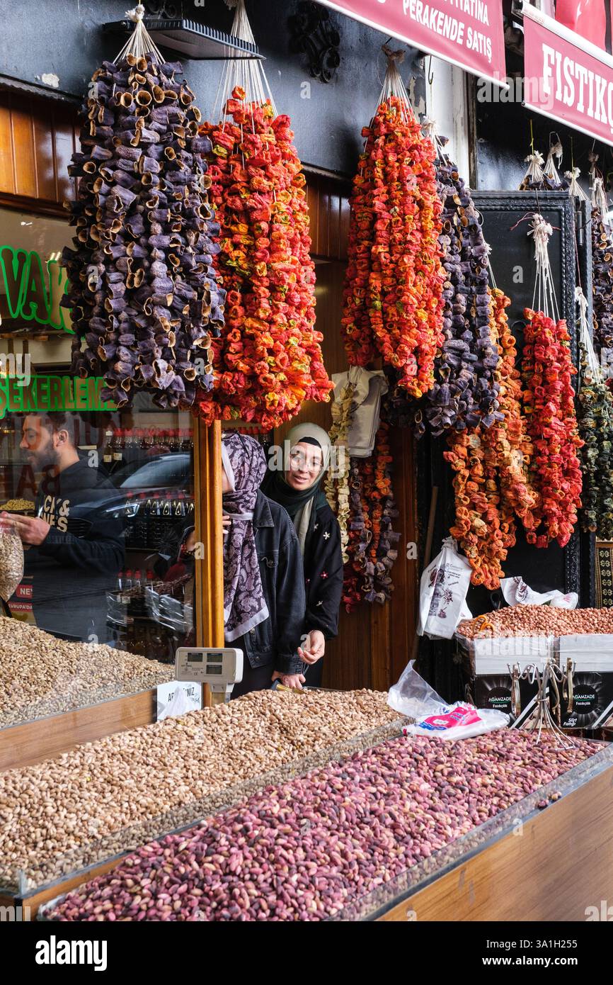 Gaziantep, Turquie, Turkiye. Aubergines séchées, piments, haricots et poivrons suspendus à l'extérieur d'un magasin local. Banque D'Images
