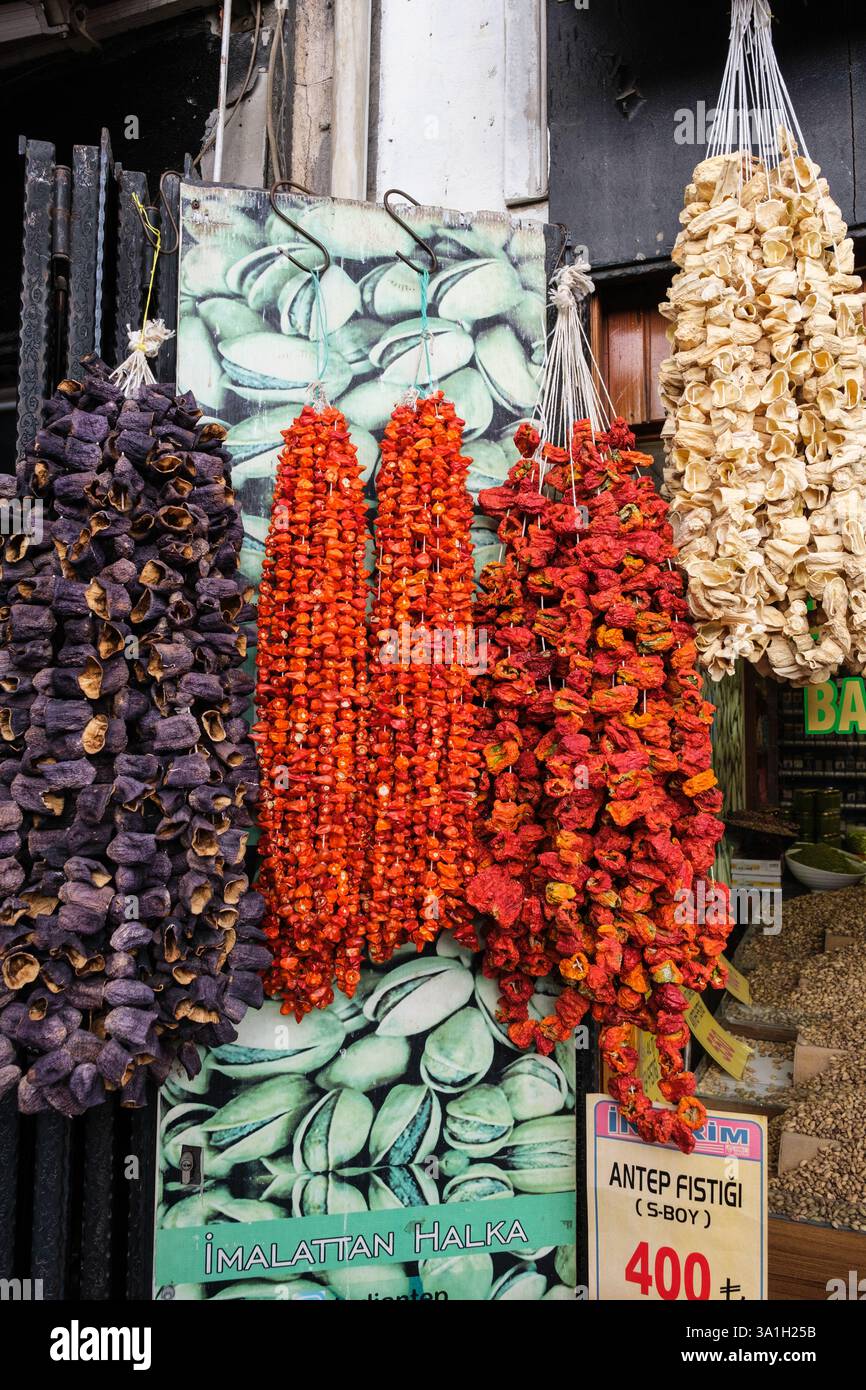 Gaziantep, Turquie, Turkiye. Aubergines séchées, piments et poivrons suspendus devant un magasin local. Banque D'Images