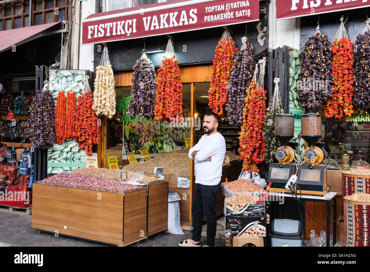 Gaziantep, Turquie, Turkiye. Commerçant offrant haricots, aubergines séchées, piments, poivrons à vendre. Banque D'Images