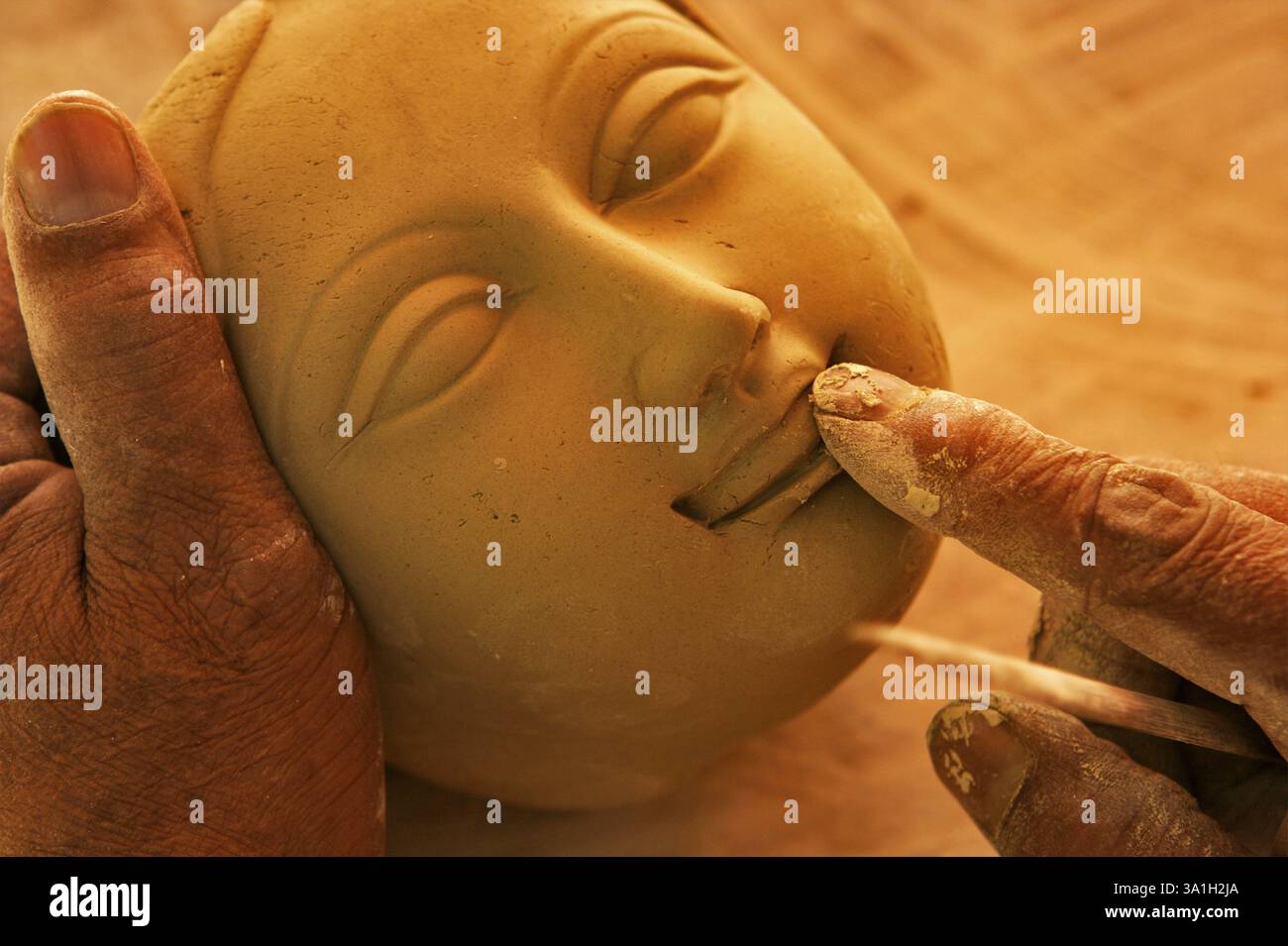 Sculpteur donnant la touche finale à la déesse Durga Kali sculpture en argile pour la célébration de Durga Pooja, Rajkot, Gujarat, Inde, Asie Banque D'Images