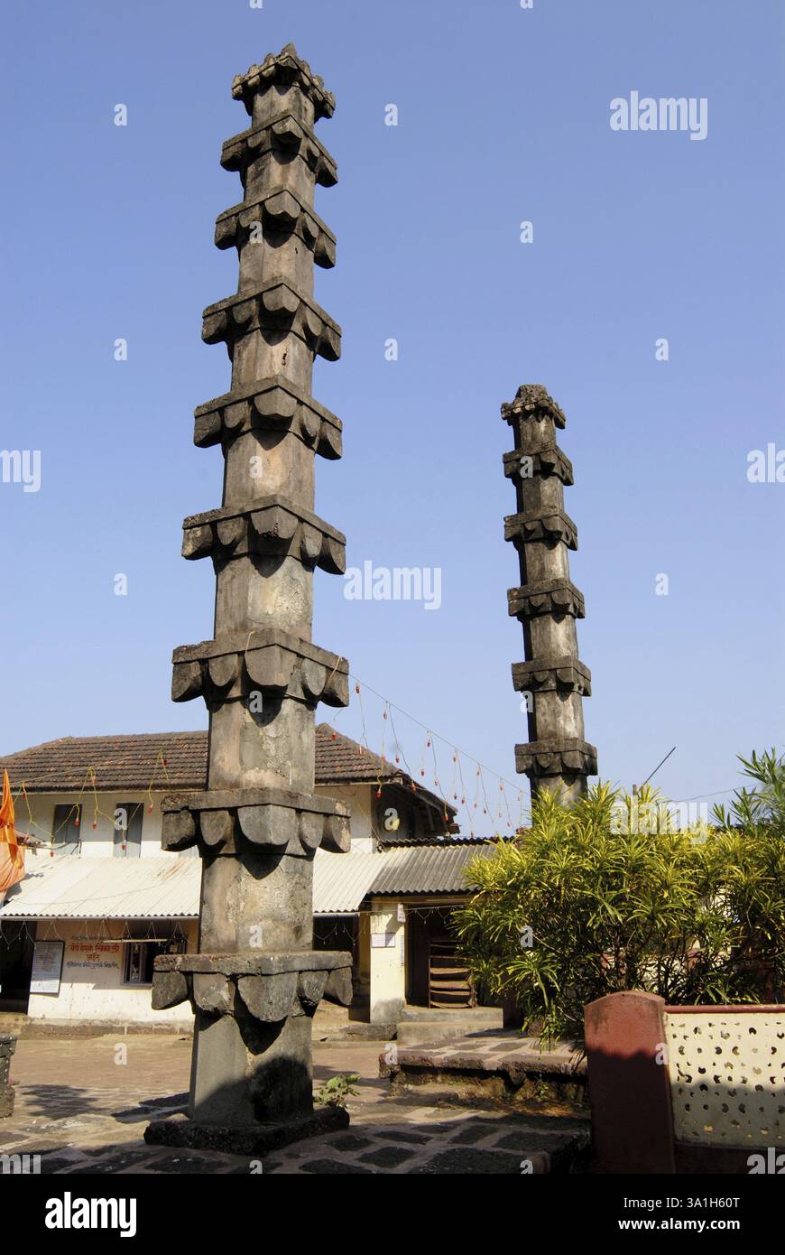 Temple Kalbhairav de Shiva avec deux lampadaires en pierre, construction de style Konkani avec toiture en tuiles Mangalori à Harihareshwar ou Dakshin Kashi, Pilgrim Banque D'Images