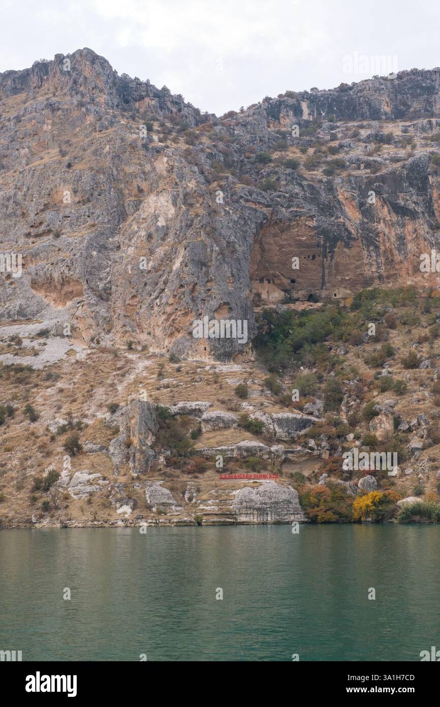 Turquie, Turkiye. Anciennes habitations de falaise le long des rives de l'Euphrate entre Halfeti et Rumkale. Banque D'Images