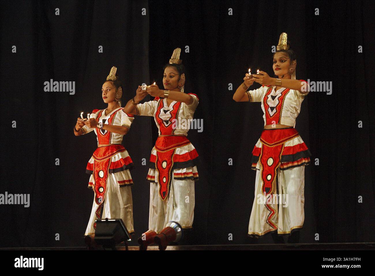 Pooja danse, une danse rendant hommage aux divinités gardiennes et aux professeurs de danse guru Banque D'Images