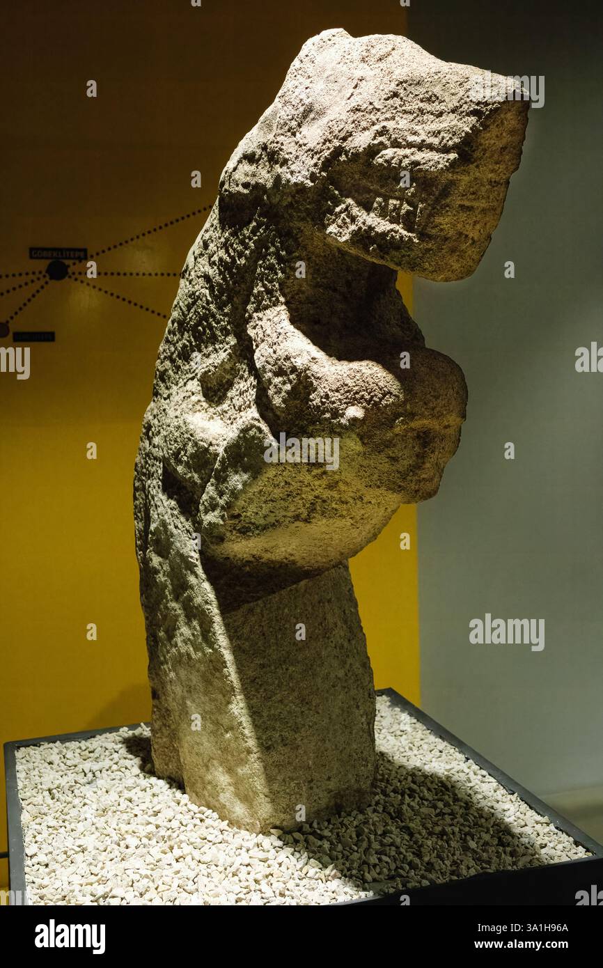 Turquie, Turkiye. Exposition du musée Sanliurfa. Statue d'un homme portant un léopard sur son dos. Banque D'Images