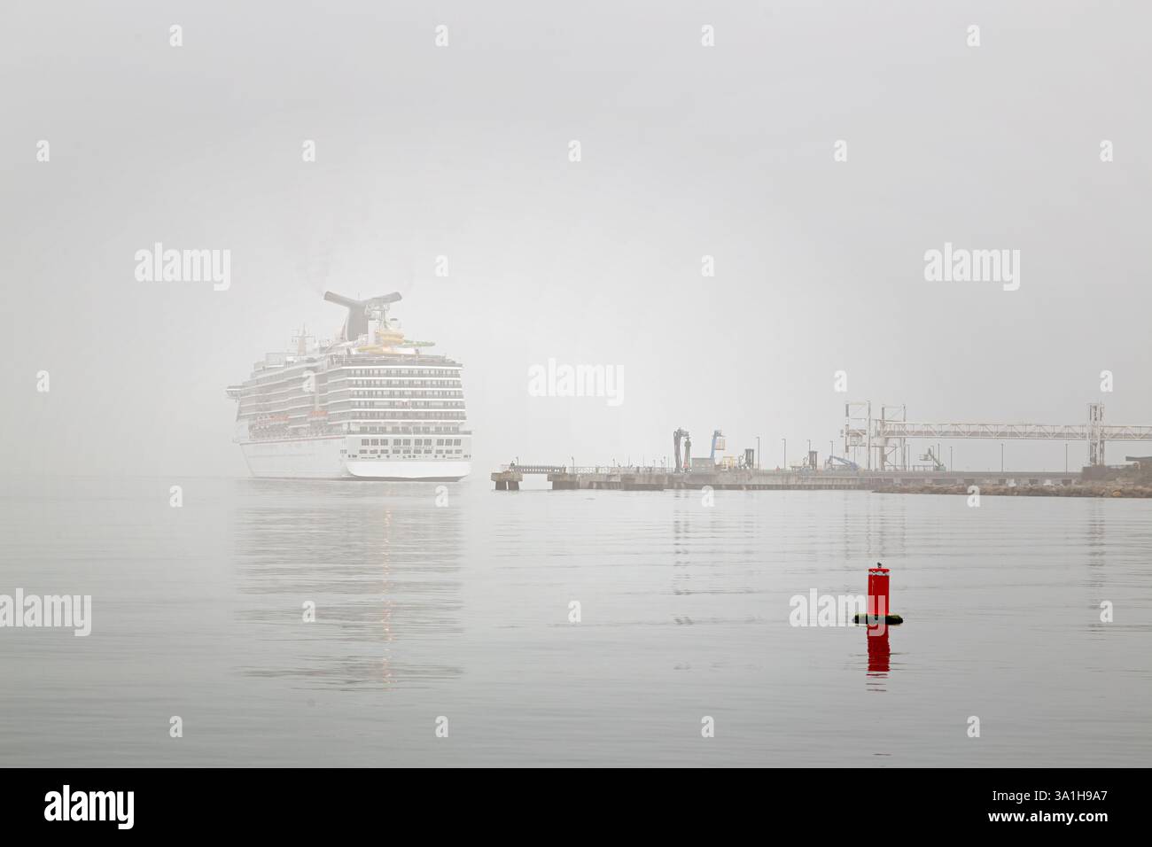 Une journée de Foggy dans le port de long Beach Banque D'Images