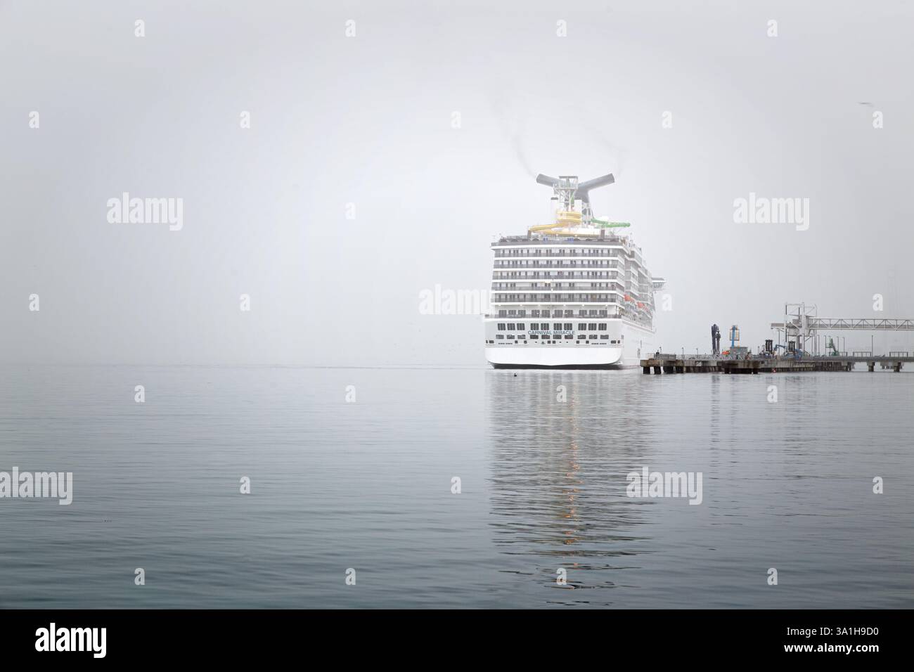 Une journée de Foggy dans le port de long Beach Banque D'Images