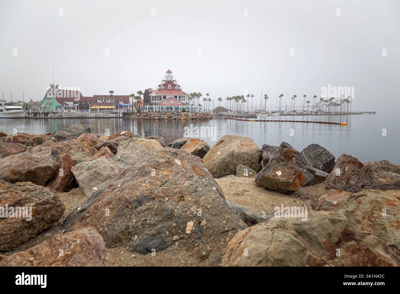 Une journée de Foggy dans le port de long Beach Banque D'Images