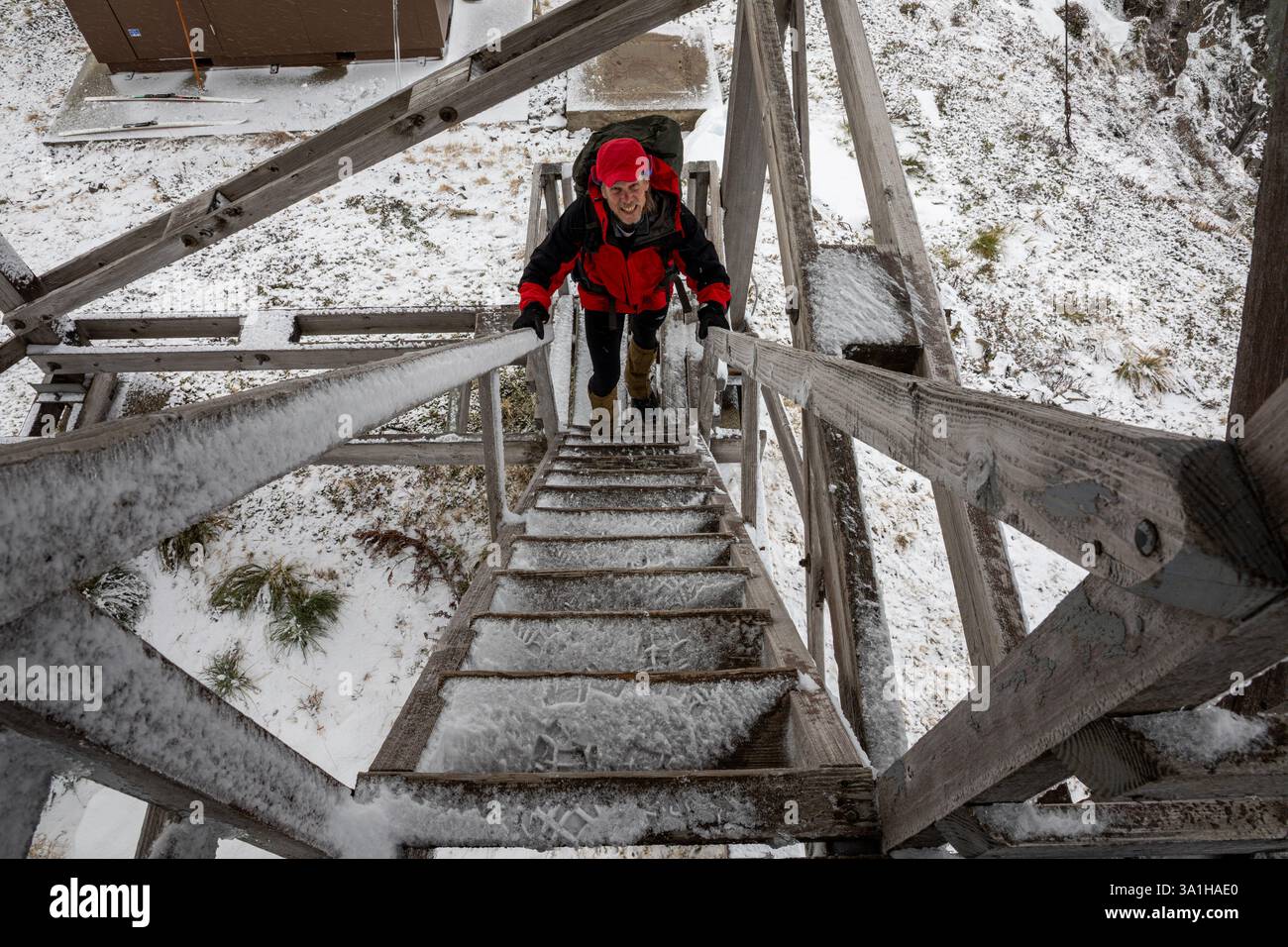 WA28163-00...WASHINGTON - Tom Kirkendall sur les escaliers glacés menant au puyallup Ridge Fire Lookout (fermé pour l'hiver). Banque D'Images