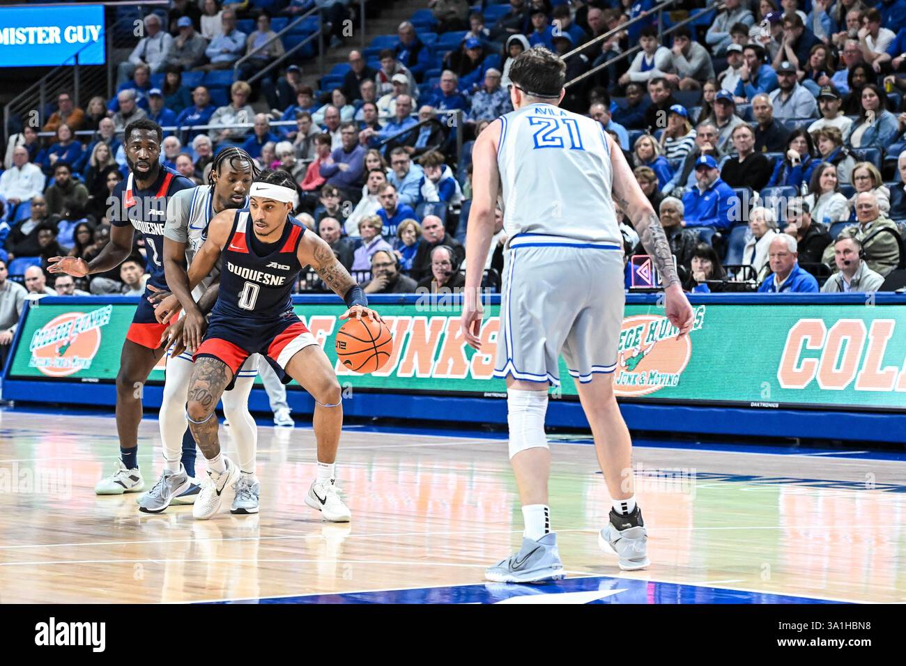 08 MARS 2025 : Duquesne Dukes garde Tre Dinkins (0) retient la garde de Saint Louis Billikens Isaiah Swope (1) tout en tuant le temps sur la montre dans un match de saison régulière où les Duquesne Ducs ont visité les Saint Louis Billikens. Tenue au Chaifetz Arena à équipé Louis, MO le samedi 08 mars 2025 Richard Ulreich/CSM Banque D'Images