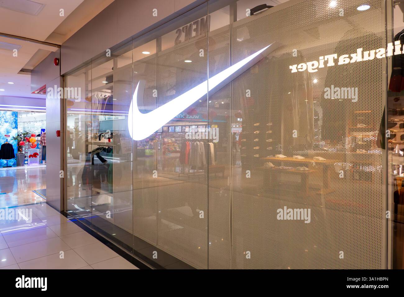 ZHONGSHAN GUANGDONG Chine-février 9 2025 : grand logo Nike dans un centre commercial à composition horizontale. Banque D'Images