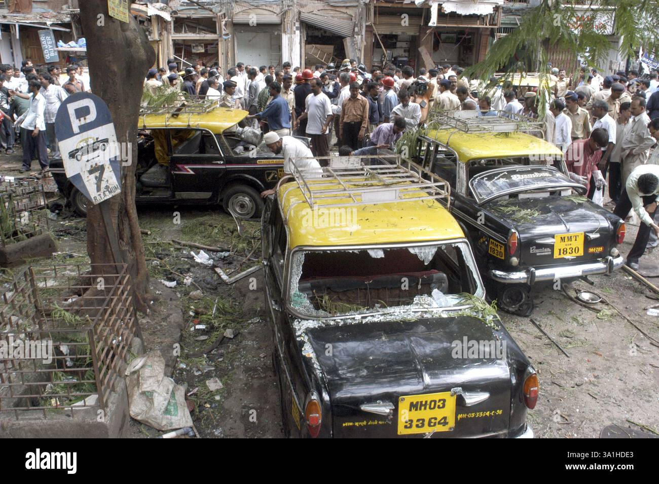 Autres dommages causés par une explosion à Zaveri Bazaar dans la zone animée de Kalbadevi, ville de Bombay Mumbai, Maharashtra, Inde 26 août 2003 Banque D'Images