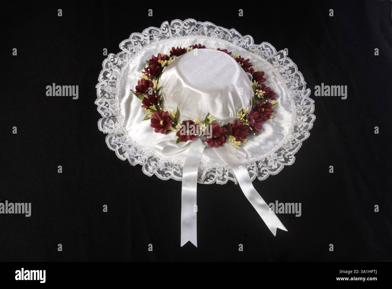 Suite Nuptiale hat utilisé dans mariage chrétien nom de fleurs chrysanthème et l'étendue fait en tissu satin à la main Banque D'Images