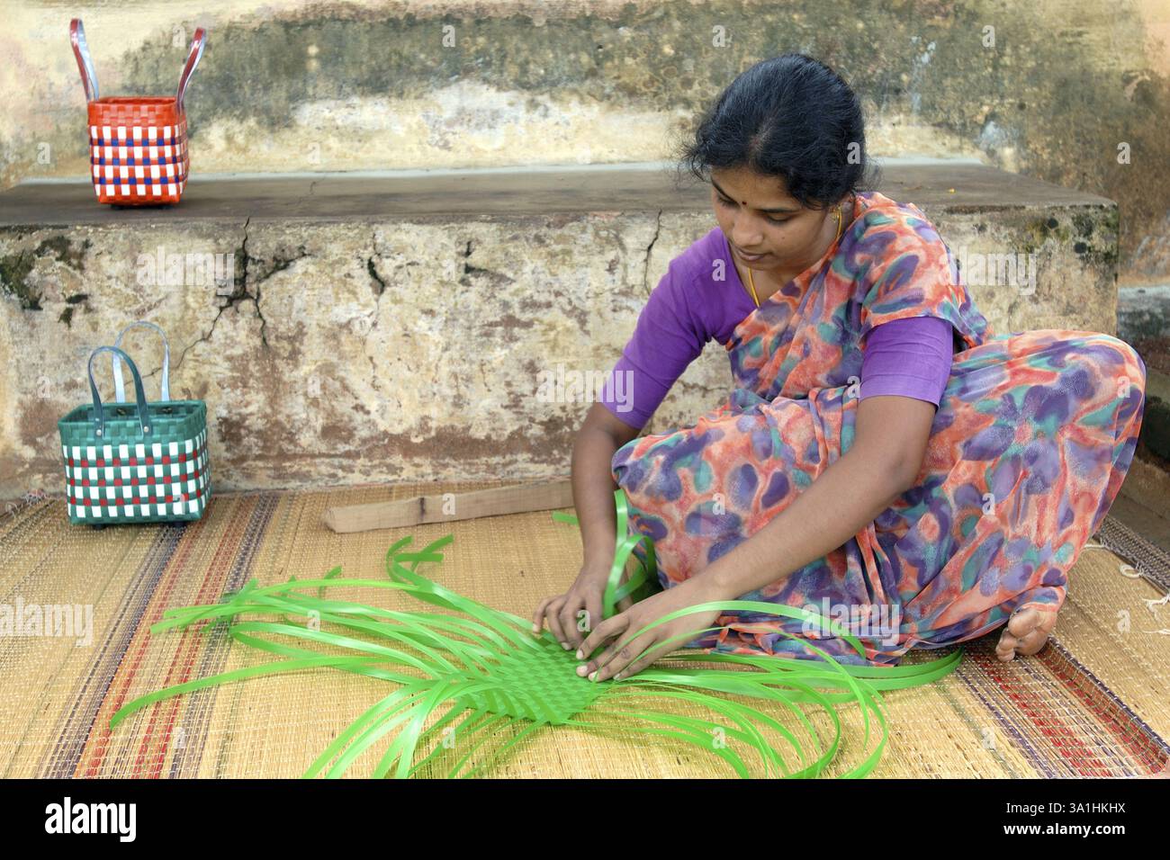 Cottage Industry, femme tissant des paniers de bandes en plastique, Tamil Nadu, Inde, Asie Banque D'Images